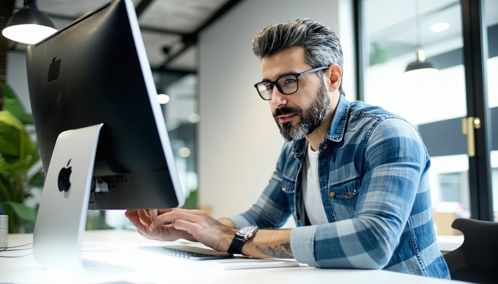 Microempresario usando tecnología para mejorar su negocio Microempresario usando tecnología para mejorar su negocio